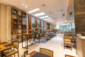 a restaurant with tables and chairs in a room at Hotel Land Plaza La Plata in La Plata