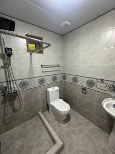un baño con inodoro y lavabo en UHUM GUESTHOUSE nuratau mountain, en Kyzylkumskiy 28 fotos más