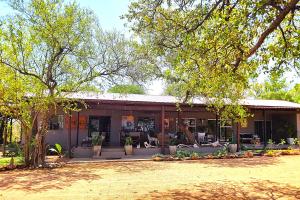 Ngalali Retreat外面的花园