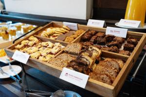 a display case with different types of pastries and desserts at Amérian Córdoba Park Hotel in Córdoba