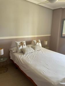 Posteľ alebo postele v izbe v ubytovaní APARTAMENTO ROMANILLA FRENTE AL MAR