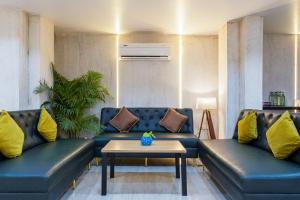 Posezení v ubytování Aadat Hotel Subhash Chowk Gurgaon
