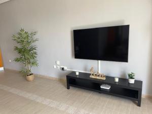 Televízia a/alebo spoločenská miestnosť v ubytovaní APARTAMENTO ROMANILLA FRENTE AL MAR