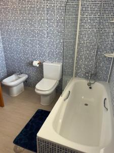 Kúpeľňa v ubytovaní APARTAMENTO ROMANILLA FRENTE AL MAR + 11 fotografií
