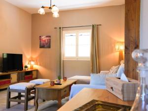 un soggiorno con un divano e una TV di Villa Kostas-NE Corfu with heated salt swimming pool a Agios Spyridon Corfu
