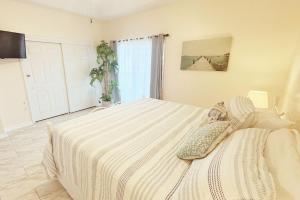 Postel nebo postele na pokoji v ubytování Sandpiper Cove Unit 4231 Your Destin Beach Getaway With Free Beach Service