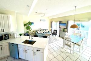 Kuchyň nebo kuchyňský kout v ubytování Sandpiper Cove Unit 4231 Your Destin Beach Getaway With Free Beach Service + 40 fotografií