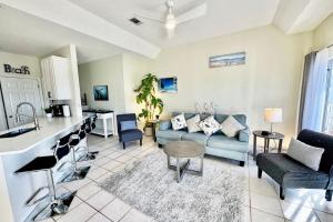 Posezení v ubytování Sandpiper Cove Unit 4231 Your Destin Beach Getaway With Free Beach Service