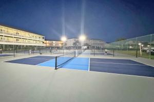Tenis a/nebo squash v ubytování Sandpiper Cove Unit 4231 Your Destin Beach Getaway With Free Beach Service nebo okolí