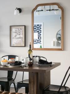 Gambar di galeri bagi Modern Oasis Sleeps 7 with King Bed in Prime Location di Arlington