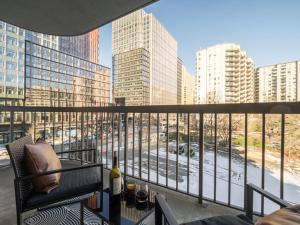 Balkoni atau teres di Modern Oasis Sleeps 7 with King Bed in Prime Location