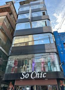 a store front of a building with a so chic sign on it at Hotel Paraiso L & M in Huánuco