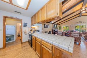Η κουζίνα ή μικρή κουζίνα στο Yosemite Wooded Hills, Pool Table, Fitness, Views