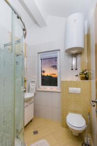 Koupelna v ubytování Apartments Andrijanić + 37 fotografií
