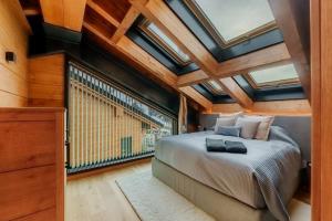 Un dormitorio con una cama y una ventana grande. en Luxury Chalet in Sierra Nevada with Views, en Sierra Nevada