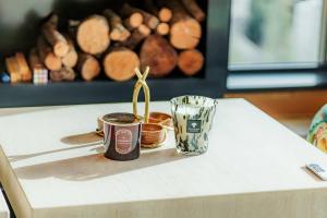 una taza de café sobre una mesa en Luxury Chalet in Sierra Nevada with Views, en Sierra Nevada 14 fotos más