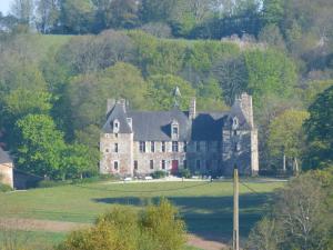 una casa vieja en medio de un campo en Gîte De L'arthour, en Notre-Dame-de-Cenilly