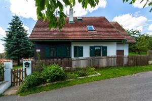 a small house with a fence in front of it at Cozy cottage Geltschberg Nr. 1 in Liběšice