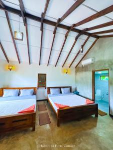ein Schlafzimmer mit zwei Betten in einem Zimmer in der Unterkunft Habarana Farm Cottage in Habarana + 82 Fotos