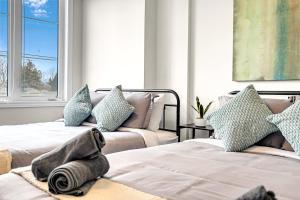 a bedroom with two beds and a couch at Modern 5 Bed Home Near Burlington Pier, Downtown, Hospital, GO in Burlington