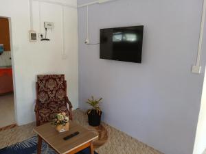 TV a/nebo společenská místnost v ubytování Calme et Claire
