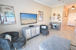 Una sala de estar con un sofá y un televisor en Sandpiper Cove Unit 4115 Bring Your Boat Canal 2 Bedroom 2 Bathroom, en Destin