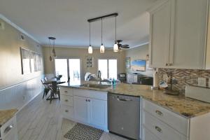 una cocina con fregadero y encimera en Sandpiper Cove Unit 4115 Bring Your Boat Canal 2 Bedroom 2 Bathroom, en Destin