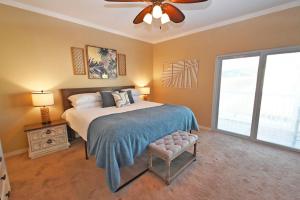 Un dormitorio con una cama y un ventilador de techo. en Sandpiper Cove Unit 4115 Bring Your Boat Canal 2 Bedroom 2 Bathroom, en Destin