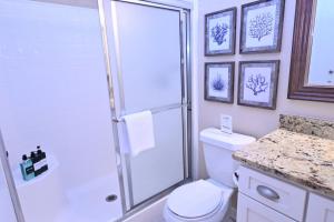 Un baño blanco con ducha y WC. en Sandpiper Cove Unit 4115 Bring Your Boat Canal 2 Bedroom 2 Bathroom, en Destin 47 fotos más
