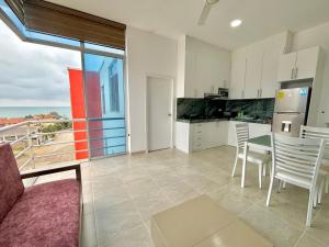 a kitchen and dining room with a view of the ocean at Las Casitas - Milina in Salinas