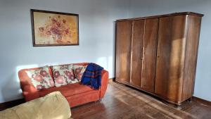 a living room with a couch and a cabinet at Pensjonat Stara szkoła in Piaseczno