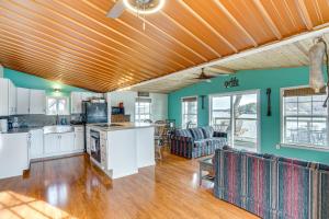 Η κουζίνα ή μικρή κουζίνα στο Fish and Boat on Lake of the Ozarks Waterfront Home