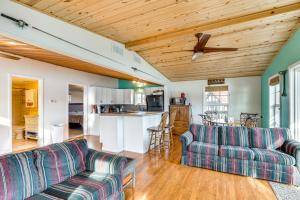 Η κουζίνα ή μικρή κουζίνα στο Fish and Boat on Lake of the Ozarks Waterfront Home +17 φωτογραφίες
