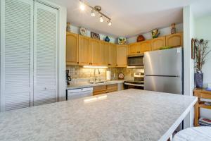 Kuchyň nebo kuchyňský kout v ubytování Turtle Bay Condo with Pool Access and Golf Course!
