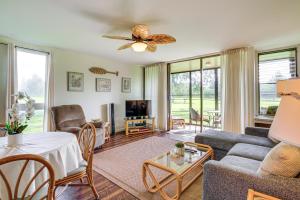 TV a/nebo společenská místnost v ubytování Turtle Bay Condo with Pool Access and Golf Course!