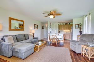 Posezení v ubytování Turtle Bay Condo with Pool Access and Golf Course!