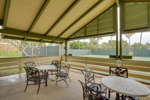 Balkón nebo terasa v ubytování Turtle Bay Condo with Pool Access and Golf Course!