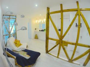 リスボンにあるSao Paulo Apartmentの椅子と大きな木製の壁が備わる客室です。