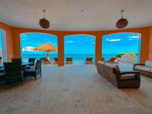 Χώρος καθιστικού στο Exclusive Oceanfront Retreat in Tulum with Infinity Pool and Caribbean Views