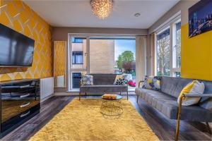 Μια τηλεόραση ή/και κέντρο ψυχαγωγίας στο Modern apartment by Portland Sq w/ courtyard views