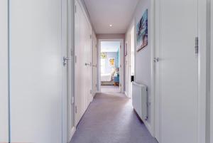 TV a/nebo společenská místnost v ubytování Modern apartment by Portland Sq w/ courtyard views