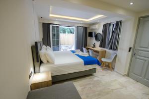 Кровать или кровати в номере Saint Spiridon Hotel +146 фотографий