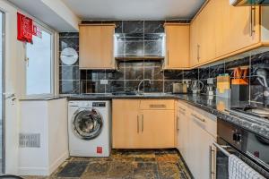a kitchen with a washer and a washing machine at Pet-friendly flat w/ garden patio & smart tv in Bristol