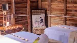 a room with a table with lights and a table with a table sidx sidx at Pari Guest House in Middelburg