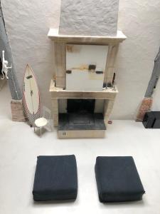 a room with a table and a clock and two black mats at Domaine Au Bon in Angresse