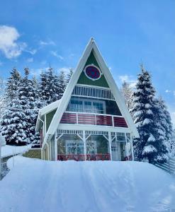 Двоповерховий апартамент у котеджі Freeman-4b з альтанкою та грилем v zimě