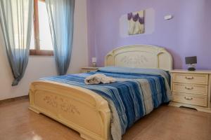 a bedroom with a bed and a dresser at Casa Mare Torre San Carlo in Marina di Palma