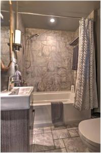 Bilik mandi di Villa Santorini The Addition +37 gambar