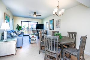 Χώρος καθιστικού στο Sanibel Island Condo With All Of The Amenities 2C2