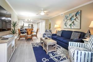 Ruang duduk di Spacious 2nd Floor Condo Steps From The Beach On Sanibel Island 2C1